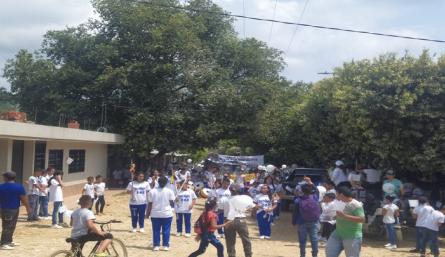 Cientos de habitantes del corregimiento La Gabarra, en el municipio Tibú, se movilizaron este sábado en esta región del Catatumbo para conmemorar el día de la memoria y la solidaridad para las víctimas