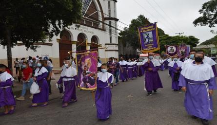 El Viacrucis del Lunes Santo contó con la presencia de 400 Nazarenos, integrantes de 10 movimientos apostólicos. /Foto: Cortesía de la Diócesis de Cúcuta 
