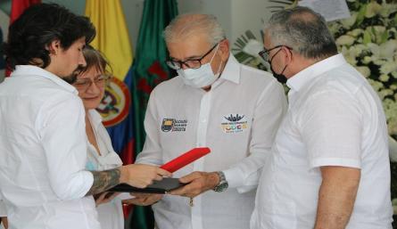Entrega de la condecoración Juana Rangel de Cuéllar. / Foto: Cortesía / La Opinión 