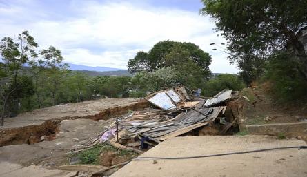 En el lugar exacto de la falla geológica, ya retiraron las tablas y zinc de una de las casas. Los materiales de la otra permanecen allí. / Foto: Jorge Gutiérrez/La Opinión