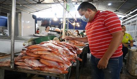 El precio del pescado, aunque tiende al alza, se mantiene económico. La cachama es el más económico, el kilo está a $8.000.  / Foto: Jorge Rodríguez/La Opinión