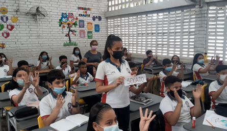 Los estudiantes de diferentes cursos aprenden sobre lengua de señas en diferentes asignaturas. / Foto: La Opinión 