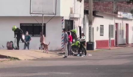 Policía agrede a un habitante de calle 