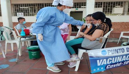 ●	En la ciudad inició una vacunatón contra el coronavirus en Instituciones Educativas. / Foto: Cortesía / La Opinión 