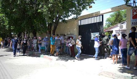Largas colas se observaron en los colegios de La Libertad/Foto La Opinión