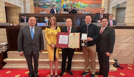 IBES Instituto Bolivariano recibió condecoración de la Cámara de Representantes./Foto CORTESÍAiNSTITUTO bOLIVARIANO