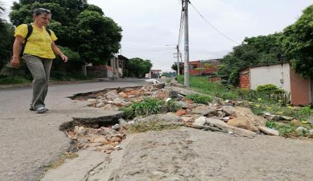 Este hueco en el barrio Carlos Ramírez París está cada vez peor. /FOTO: Darlin Ramírez L./La Opinión