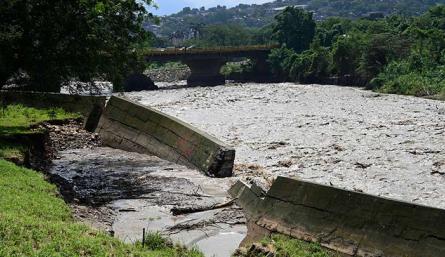 En este tramo del río que pasa por El Malecón este muro se partió en dos./Foto Jorge Gutiérrez/La Opinión