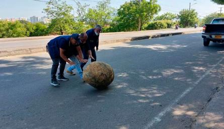 Cuadrillas de Gestión del Riesgo y la Alcaldía retiraron las rocas que obstaculizaban movilidad por la Demetrio Mendoza./Foto cortesía