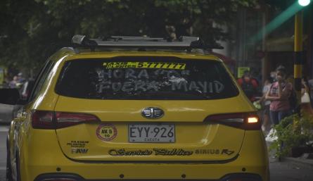 Taxistas consideran posibilidad de irse a paro por comparendos en paraderos y piden que se saque del cargo a secretario de Tránsito y Transporte. 