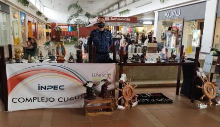 Artesanías elaboradas por los presos de la Cárcel Modelo fueron vendidas este sábado en el centro comercial Unicentro