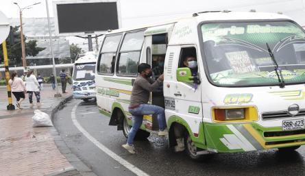 Conductores de busetas piden a los pasajeros pagar completo el pasaje, porque el incremento está aprobado legalmente. / Foto: La Opinión