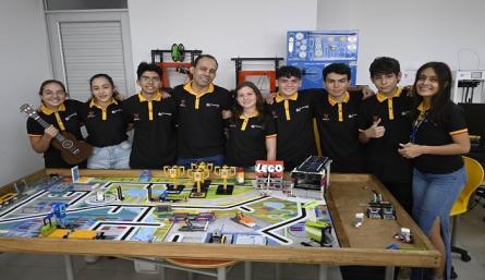 Los estudiantes se prepararon desde febrero para la competencia. El robot va a ser adecuado para la ronda nacional. / Fotos Jorge Gutiérrez / La Opinión