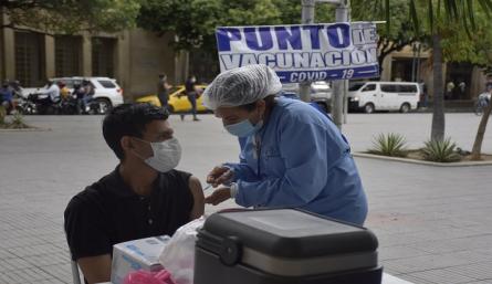 Hasta la fecha, Cúcuta cuenta con un avance del 33,3% en la aplicación de dosis de refuerzos, por lo que aún no se puede eliminar el uso del tapabocas en espacios cerrados. /Foto: Pablo Castillo / La Opinión 