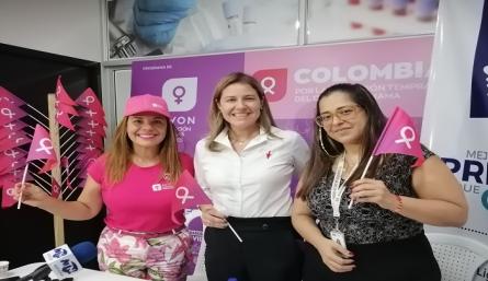 Paola Rueda, presidenta de la Fundación Avon, Ana Karina Celis, directora ejecutiva de la Liga Contra el Cáncer - Cúcuta y la secretaria de Salud de Cúcuta, Tatiana Cáceres. Foto: Darlin Ramírez/La Opinión