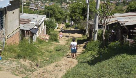 Algunas  de las viviendas  de la invasión son de tablas y tejas de zinc. 