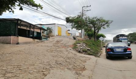 La vía principal del barrio está muy deteriorada. / Foto: Darlin Ramírez/La Opinión