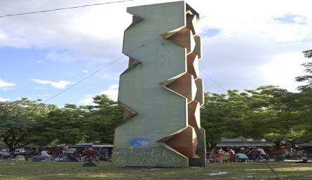 Obra de arte del paque lineal se convirtió en baño de indigentes