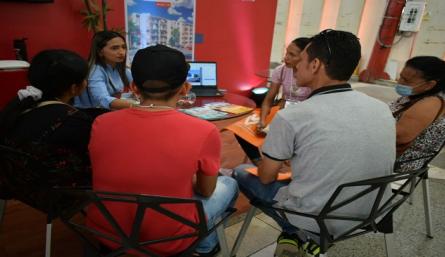 Víctimas del conflicto recibieron orientación para comprar su propia casa