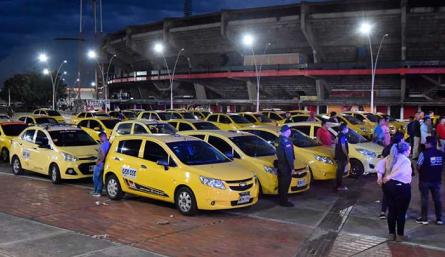 Taxistas recibieron de la alcaldía otros 1.500 botones de pánico./Foto cortesía