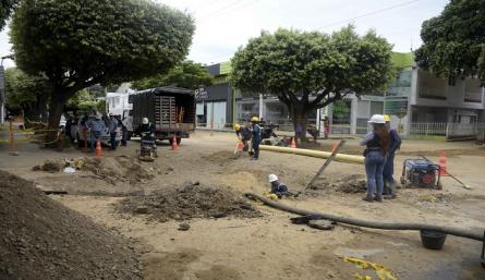Ruptura de una tubería del acueducto dejó un cráter en el barrio Lleras