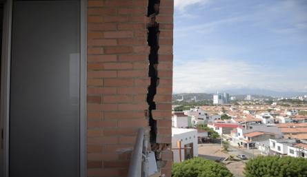 Edificio Versalles, donde se presentan las fallas constructivas en varios apartamentos./  Foto Pablo Castillo