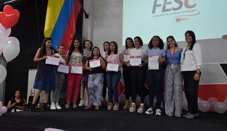 Un grupo de 12 mujeres recibió su certificado en este primer diploma./Foto Pablo Castillo/La Opinión
