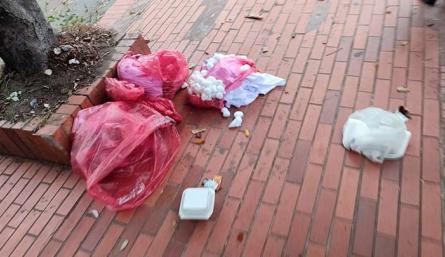 En el barrio Blanco aparecieron residuos regados en el andén./Foto cortesía