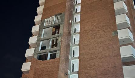 Se desprendieron otras partes de la fachada del edificio Versalles 