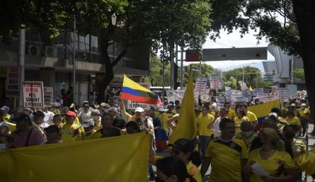 De forma pacífica, los manifestantes recorrieron varias calles hasta llegar al parque Santander, donde permanecieron por cerca de 40 minutos. /Foto: Pablo Castillo / La Opinión 