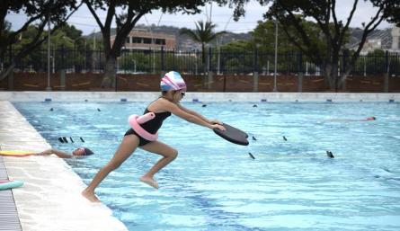 Estudios recientes sugieren que las clases de destreza de supervivencia en el agua y las clases de natación pueden reducir el riesgo de ahogamiento en los niños entre las edades de 1 a 4 años./ Fotos: Pablo Castillo - La Opinión 
