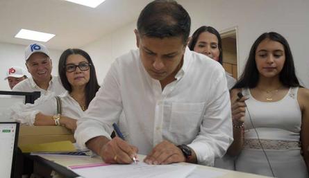 Jhan Piero Rojas oficializó su candidatura al cargo de rector de la UFPS./Foto Pablo Castillo