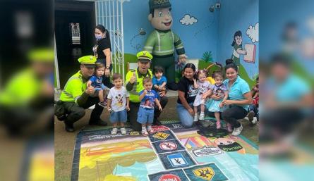 Policía de Tránsito y Transporte enseña las normas viales a los niños de Cúcuta./Foto: cortesía