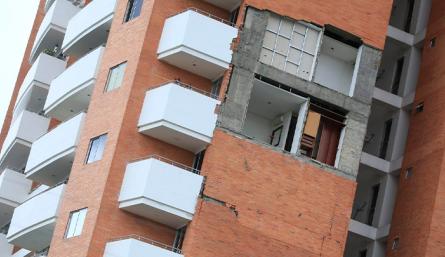 Se desprendió parte de la fachada del edificio Versalles