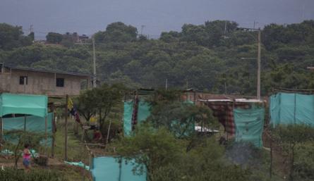 Los cambuches eran de tablas o palos con 'paredes' de plástico verde y latas de zinc.