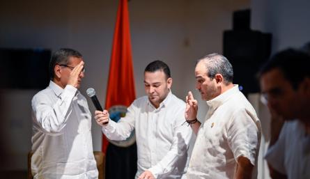 El presidente de la Academia de Historia, Olger García, recibe el juramento del Gobernador Silvano Serrano./Foto cortesía
