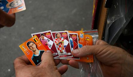 364 mil pesos es el precio de venta  de una caja del álbum Panini.