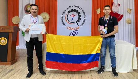  Raúl Rodríguez Ibáñez, director del programa de Ingeniería Multimedia y el estudiante Arnold Sneider Capacho Balseca./ Foto :Cortesía 