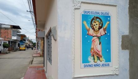 La devoción que en el barrio tienen por el Divino Niño se refleja en las calles.