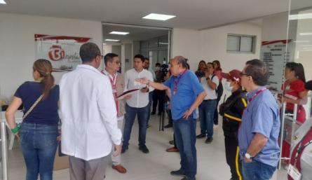 Instantes de protesta en la mesa #1 por la presencia del exrector Héctor Parra como testigo electoral./Foto Cortesía