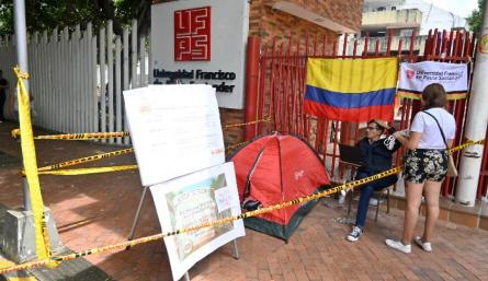 Algunos estudiantes y egresados protagonizan una huelga de hambre para presionar garantías para la Consulta de la UFPS/Foto Jorge Gutiérrez