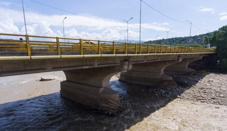 Preocupan las bases del puente Elías M. Soto