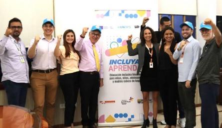 El alcalde Jairo Yáñez aparece aquí acompañado de los voceros de las oenegés que impulsarán el proyecto educativo/Foto cortesía/La Opinión