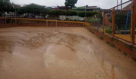 La cancha del barrio necesita apoyo. 