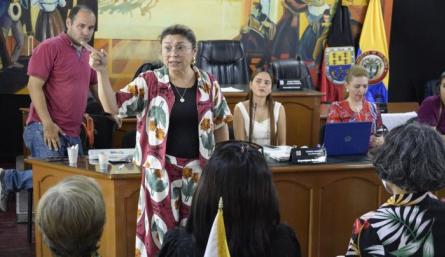 Hidela Benítez, secretaria de Gobierno de Cúcuta, exponiendo el contrato sobre la clinica veterinaria/Foto cortesía