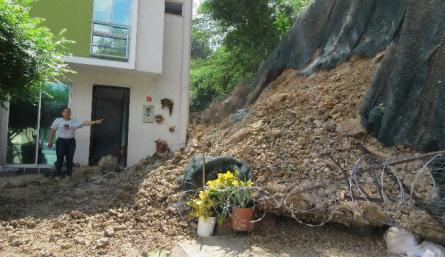 Casa de la familia Quintero en el conjunto Los Naranjos, afectada por el desplome de un talud./Foto Orlando Carvajal/La Opinión