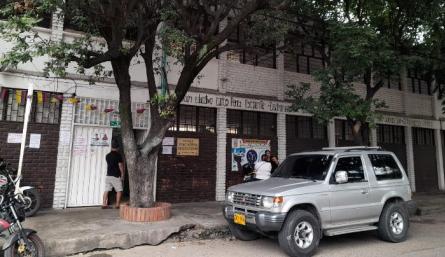 Pupitres que han sido adecuados con fondos recolectados por la institución educativa. / Foto: Cortesía / La Opinión 
