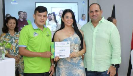 El director de Corponor, Gregorio Angarita Lamk entregó 39 avales a negocios verdes./Foto cortesía