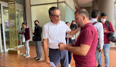 El secretario de Hacienda de Cúcuta, Orlando Miranda (izquierda), en desarrollo de la campaña de impuestos con los contribuyentes./Foto cortesía
