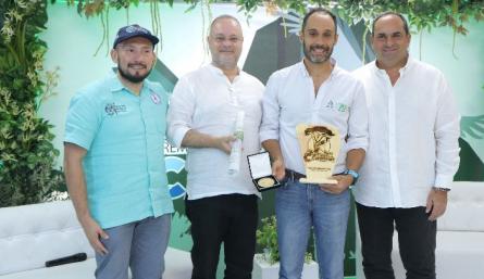 El director general de Corponor, gregorio Angarita Lamk entregó ayer el Premio Santurbán a los mejores trabajos en la conservación del medio ambiente./Foto Cortesía